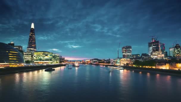 Hiper lapso de puesta de sol, horizonte de Londres desde el Tower Bridge, Reino Unido — Vídeos de Stock