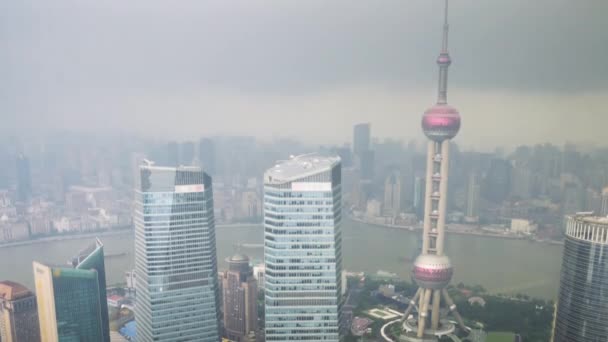 Shanghái ciudad en lluvia tormentosa, vista de los rascacielos de Pudong, China — Vídeo de stock