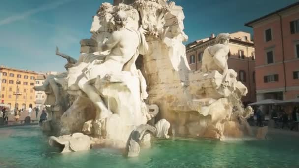 Estatua en fuente Berninis de Cuatro Ríos en Piazza Navona, Roma — Vídeos de Stock