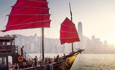 Gün batımında Hong Kong Limanı