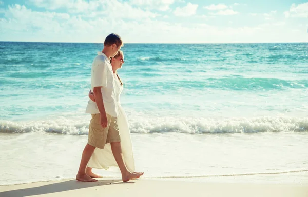 Erkek Kadın Romantik Çift Tropik Plajda — Stok fotoğraf