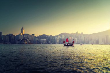 Gün batımında Hong Kong Limanı