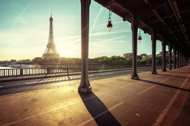 Bir-Hakeim metal köprüsünden Eyfel Kulesi, Paris, Fransa