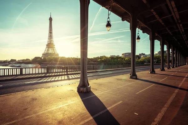Torre Eiffel Bir Hakeim Ponte Metallico Mattino Parigi Francia — Foto Stock