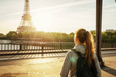 Paris, Fransa 'da Eyfel Kulesi önünde yürüyen bir kadın turist.