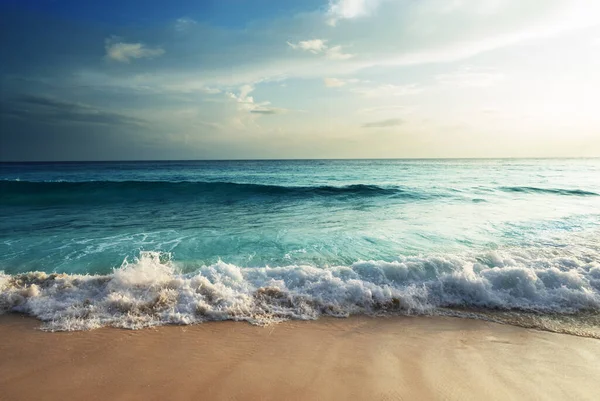 塞舌尔海滩上完美的日落 — 图库照片