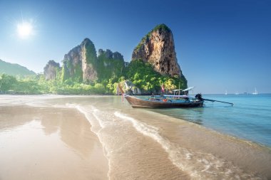 Krabi Tayland 'daki Railay plajında tekneler 