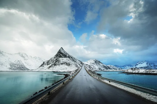 Olstind Mount Und Asphaltstraße Lofoten Frühling Norwegen — Stockfoto