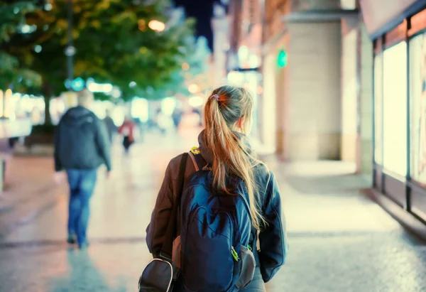 Visão Traseira Menina Andando Rua Cidade Noite Praga — Fotografia de Stock