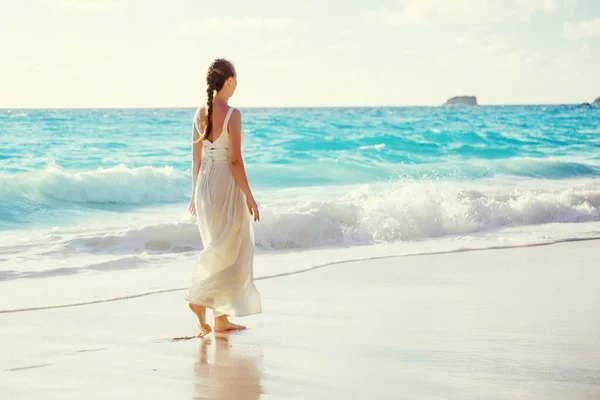 Caminar Mujer Joven Seychelles Playa — Foto de Stock