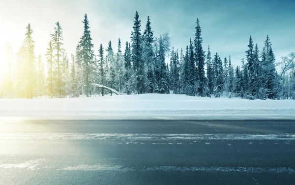 Silnice Zimním Lese Čas Západu Slunce — Stock fotografie