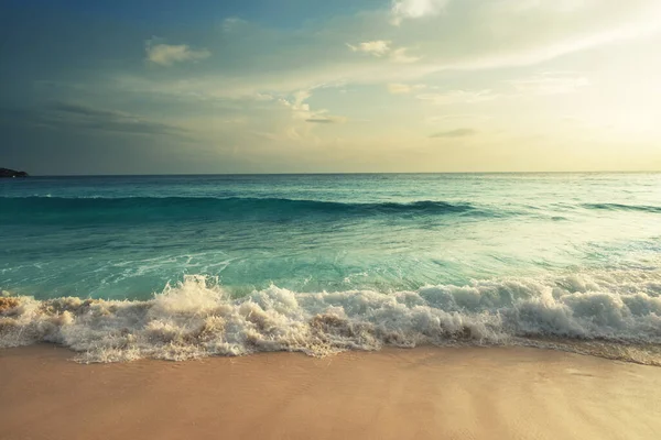 Tramonto Perfetto Sulla Spiaggia Delle Seychelles — Foto Stock