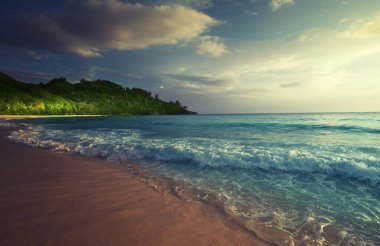 Seyşeller sahilinde mükemmel bir gün batımı.