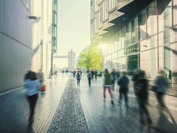 Ludzie Biznesu Nowoczesne Budynki Tower Bridge Londyn Wielka Brytania — Zdjęcie stockowe