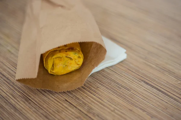 Sokak yemeği Shawarma masada yemeye hazır.