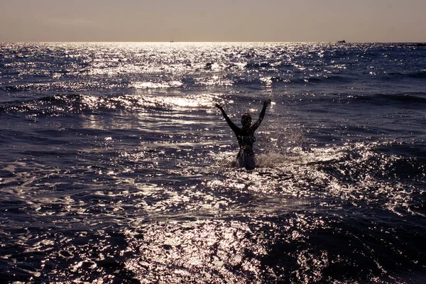 Piękna Dziewczyna Kąpiąca Się Morzu Zachodzie Słońca Grecji — Zdjęcie stockowe