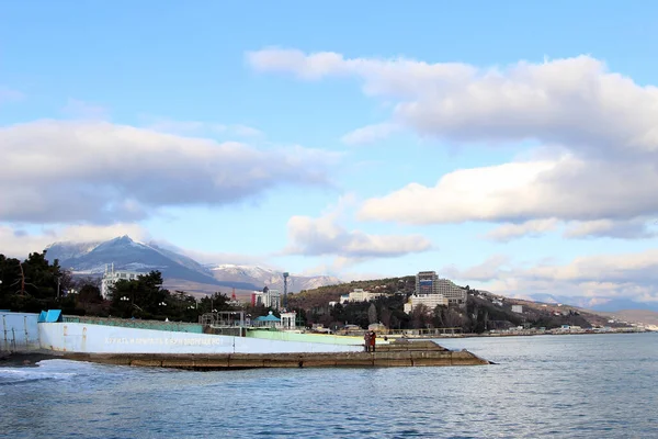 Karadeniz seti Alushta 'da, Kırım' da kışın.