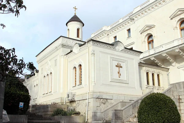 Yalta Kırım 'daki Livadia Sarayı' nın bölgesindeki güzel beyaz kilise.