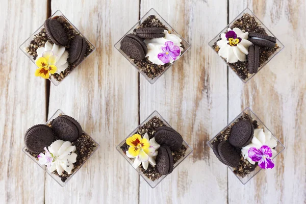 Trifle chocolate preto e branco com biscoito, sobremesa doce . — Fotografia de Stock