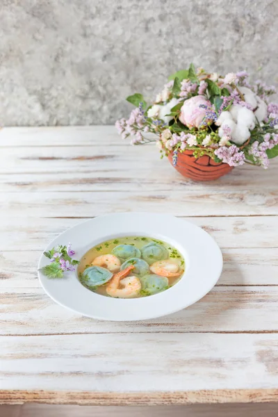 Albóndigas de sopa y camarones . — Foto de Stock