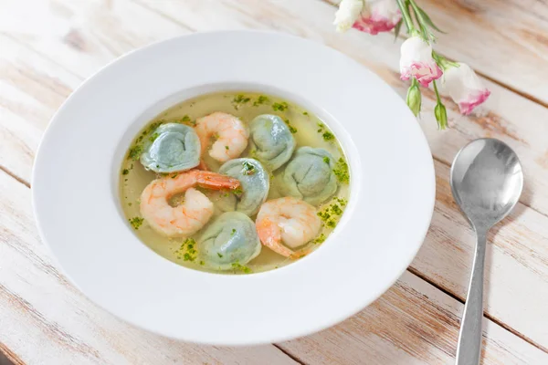 Albóndigas de sopa y camarones . — Foto de Stock