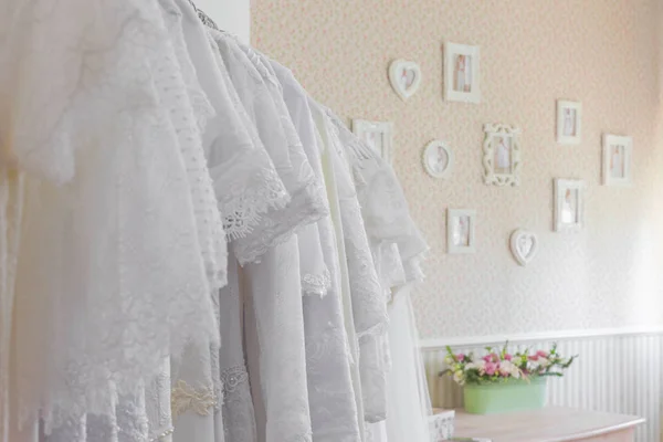 Interior do salão nupcial. Belo vestido de noiva em um cabides . — Fotografia de Stock