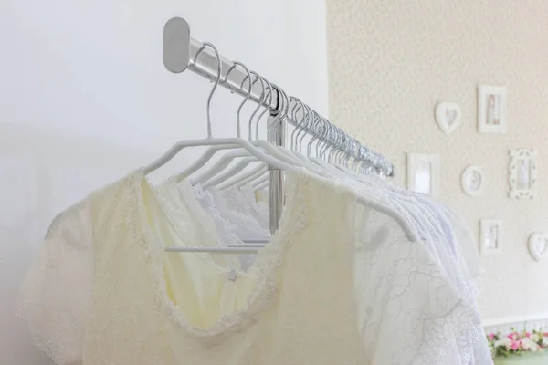 ブライダル サロンのインテリア。美しいウェディング ドレスをハンガーに. — ストック写真