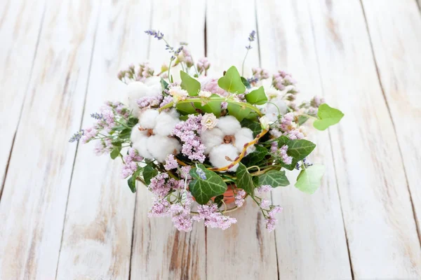 Mazzo di fiori su un vecchio sfondo di legno — Foto Stock