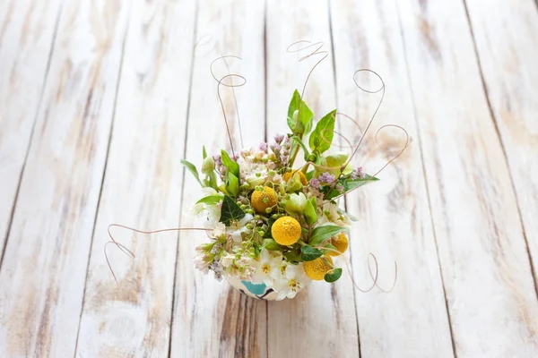 Mazzo di fiori su un vecchio sfondo di legno — Foto Stock