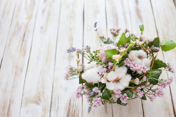 Boeket bloemen op een oude houten achtergrond — Stockfoto