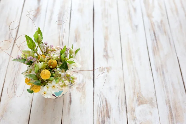 Bouquet de fleurs sur un vieux fond en bois — Photo