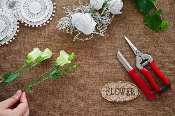 美しい花束を作る花屋女性。 — ストック写真