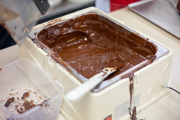 Schokolade herstellen. Schokoladenfabrik. — Stockfoto