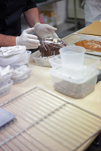 Schokolade herstellen. Schokoladenfabrik. — Stockfoto