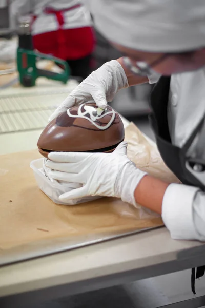 Çikolata yapma. Çikolata Fabrikası. — Stok fotoğraf