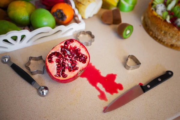 Fruta de romã madura na mesa — Fotografia de Stock