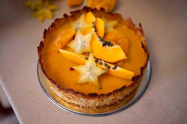 Kue dengan buah segar pepaya karambola buah naga — Stok Foto