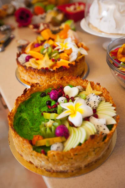 Kuchen mit frischen Früchten Kiwi Drachenfrucht Papaya Mandarine Karambo — Stockfoto