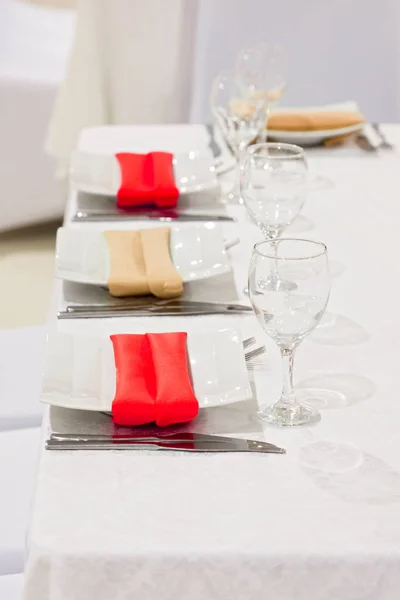 Tavola nuziale. Tavolo decorato per la festa di nozze — Foto Stock