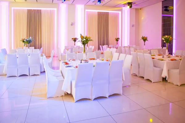 Bröllopsbord. Bord dekorerade för bröllopsfesten — Stockfoto