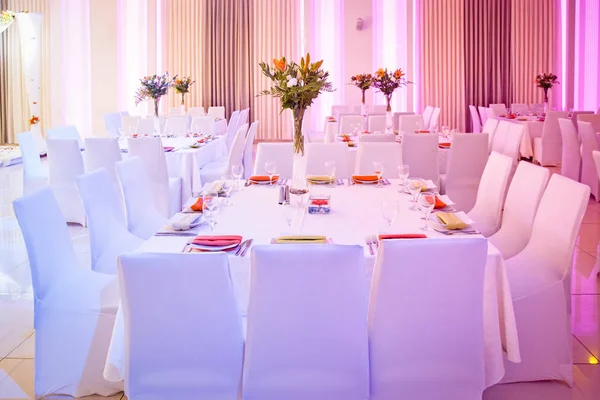 Свадебный стол. Стол украшен для свадебной вечеринки — стоковое фото
