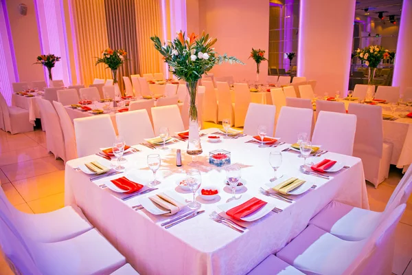 Свадебный стол. Стол украшен для свадебной вечеринки — стоковое фото