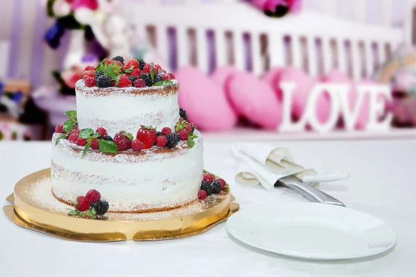 Bolo de casamento com bagas — Fotografia de Stock