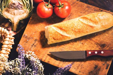 Taze ekmek kesme tahtası üzerinde