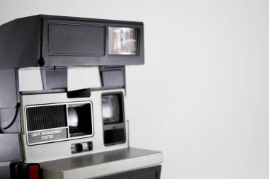 Gitar telleri oynayan eller