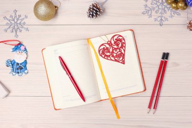 Noel arka plan boşaltmak ile ahşap masa üzerinde. Üstten Görünüm xmas ağacı çam kozalağı ve kar tanesi. köknar dalı gümüş toplar.