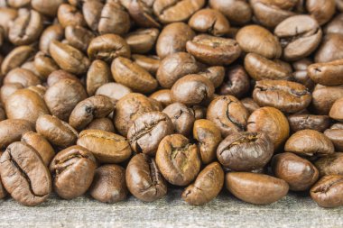 Kahve çekirdekleri grunge ahşap arka plan üzerinde tablo closeup yan görünüm