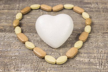 Cam termometre, kalp ilaçlar tablet arka plan ahşap masa. Üstten Görünüm