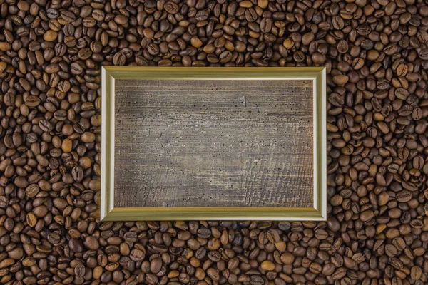 Rahmen Kaffeebohne mit Bildern schöne Hintergrundansicht von der Seite Holztisch. das Konzept — Stockfoto