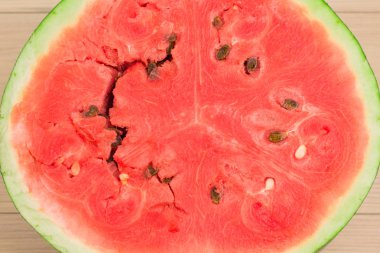 Beyaz ahşap masa üzerinde taze karpuz yarısı. Parlak kırmızı dut, masaüstünüz için güzel bir arka plan